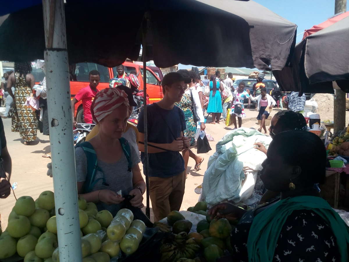 Frisches Obst und Gemüse direkt vom Markt hier erproben unsere Freiwilligen ihre Twi Kenntnisse.