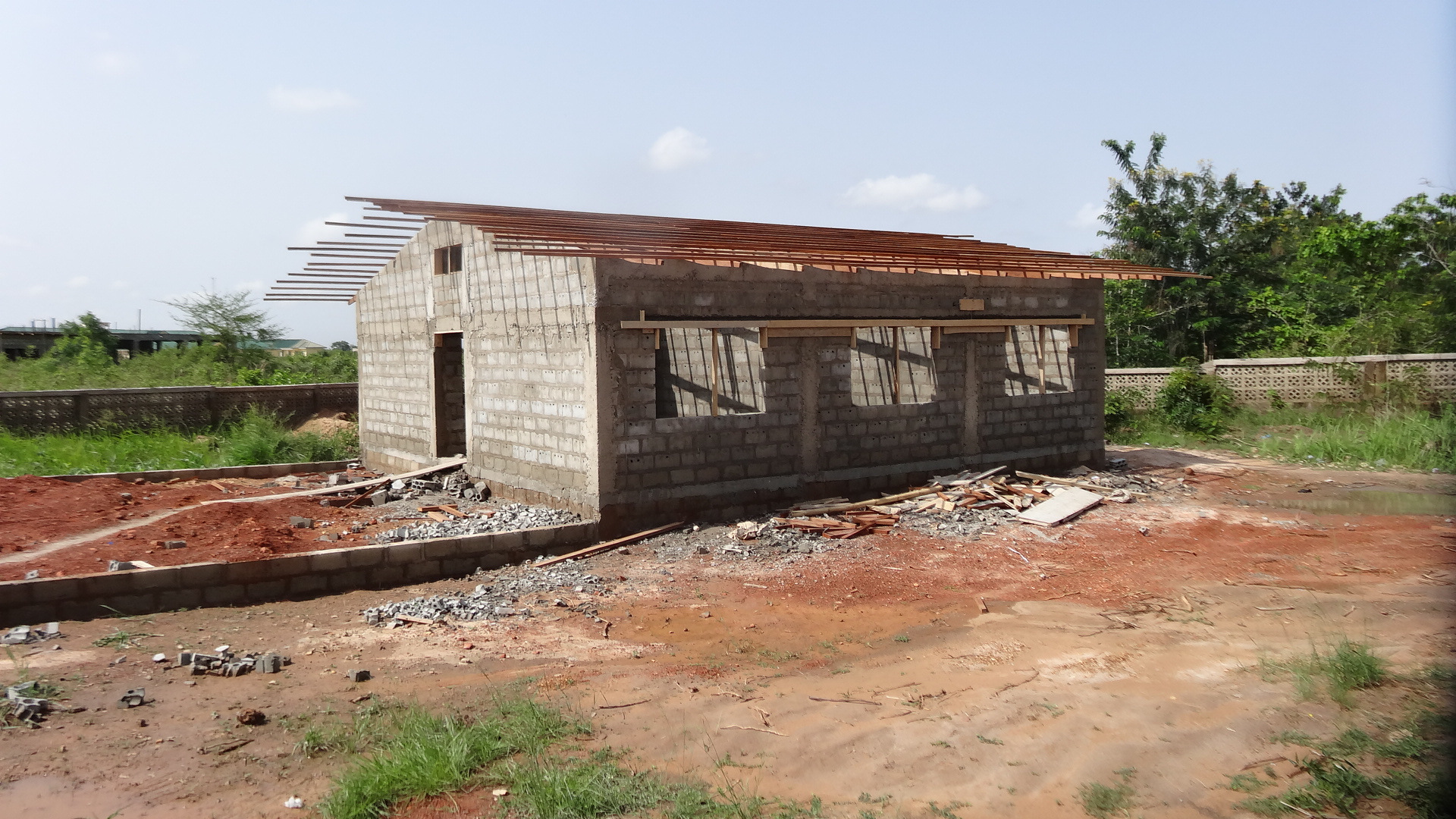 Erster Ausbau 2013 - Natürlich bekommen die Häuser auch ein Dach