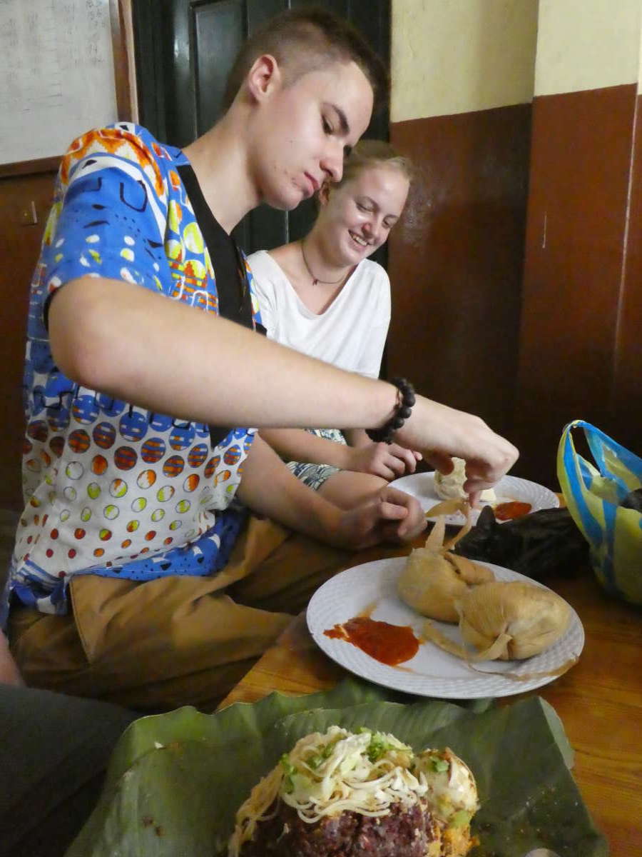 Kenkey ein traditionelles ghanaisches Gericht gehört fest zum Speiseplan.